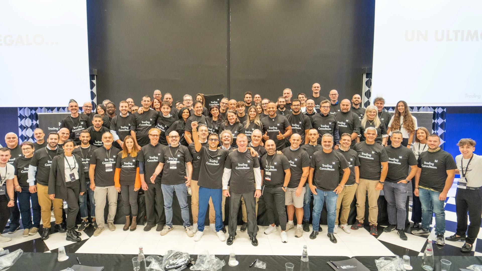 Community Trading Consulteam riunita durante un evento dal vivo